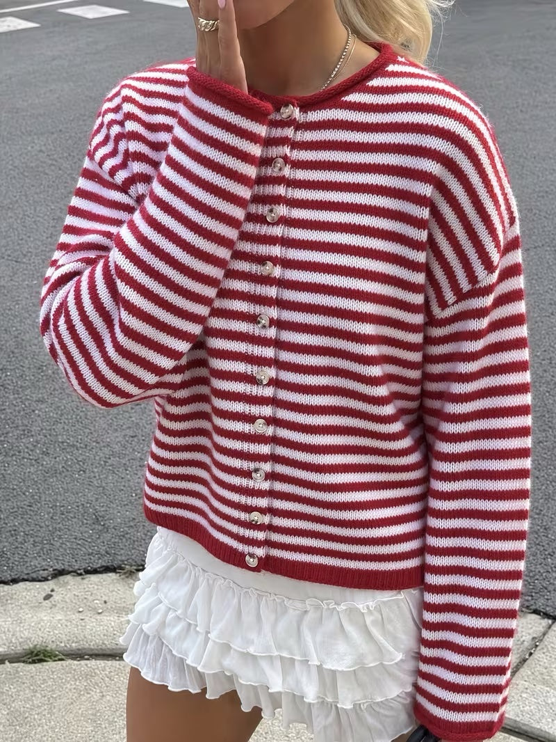 Rot-weiß gestreifter Cardigan mit Knopfleiste